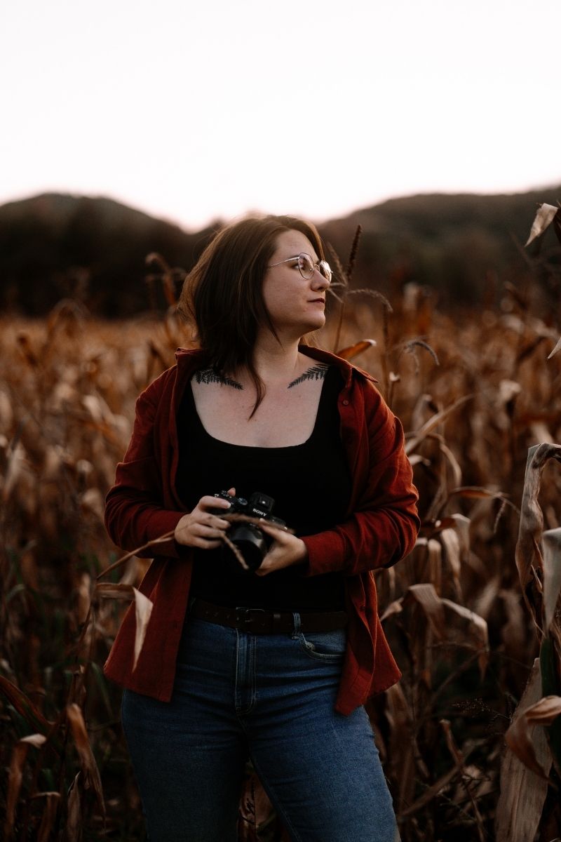 Portrait de Laura B Sauvage, photographe à Clermont-Ferrand Photographe à Clermont-Ferrand en lumière naturelle, portrait authentique et chaleureux