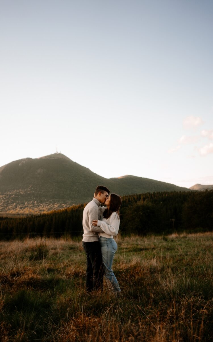 photographe-couple-famille-professionnels-entreprise-clermont-ferrand-laura-sauvage-auvergne-puy-de-dôme.jpg Photographe couple lifestyle à Clermont-Ferrand – ambiance dorée et montagne