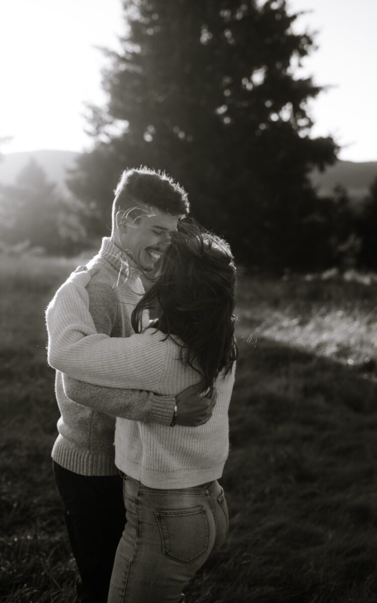 photographe-couple-famille-professionnels-entreprise-clermont-ferrand-laura-sauvage-auvergne-puy-de-dôme.jpg Photographe couple lifestyle à Clermont-Ferrand – ambiance dorée et montagne