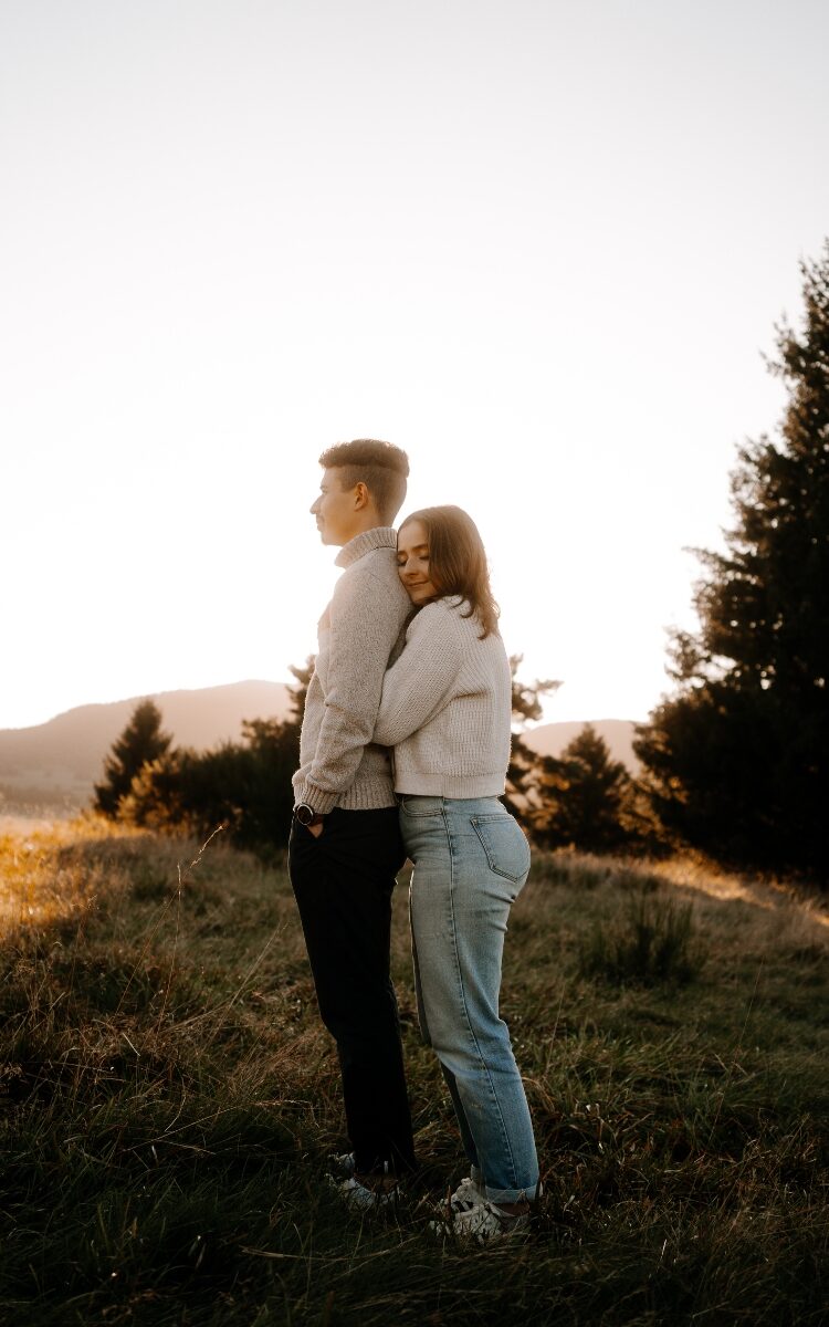 photographe-couple-famille-professionnels-entreprise-clermont-ferrand-laura-sauvage-auvergne-puy-de-dôme.jpg Photographe couple lifestyle à Clermont-Ferrand – ambiance dorée et montagne