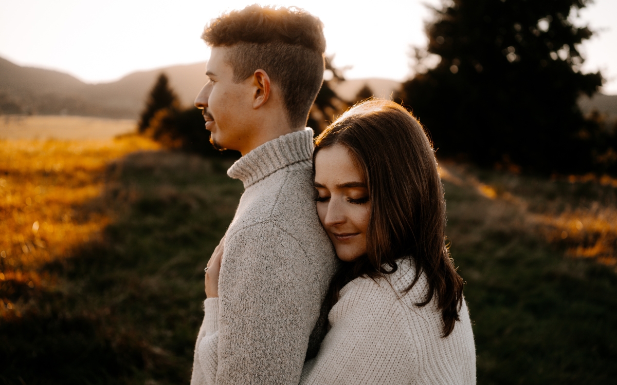 photographe-couple-famille-professionnels-entreprise-clermont-ferrand-laura-sauvage-auvergne-puy-de-dôme.jpg Photographe couple lifestyle à Clermont-Ferrand – ambiance dorée et montagne