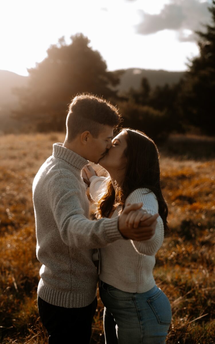 photographe-couple-famille-professionnels-entreprise-clermont-ferrand-laura-sauvage-auvergne-puy-de-dôme.jpg Photographe couple lifestyle à Clermont-Ferrand – ambiance dorée et montagne